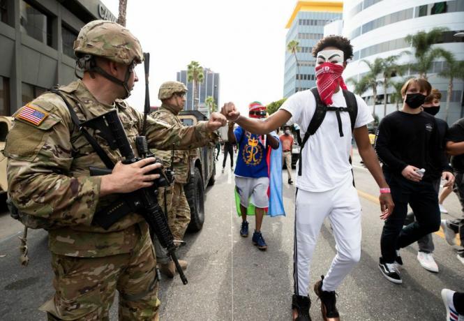 Demonstracijska šaka naletjela je na člana Nacionalne garde tijekom marša kao odgovor na smrt Georgea Floyda 2. lipnja 2020. u Los Angelesu u Kaliforniji.