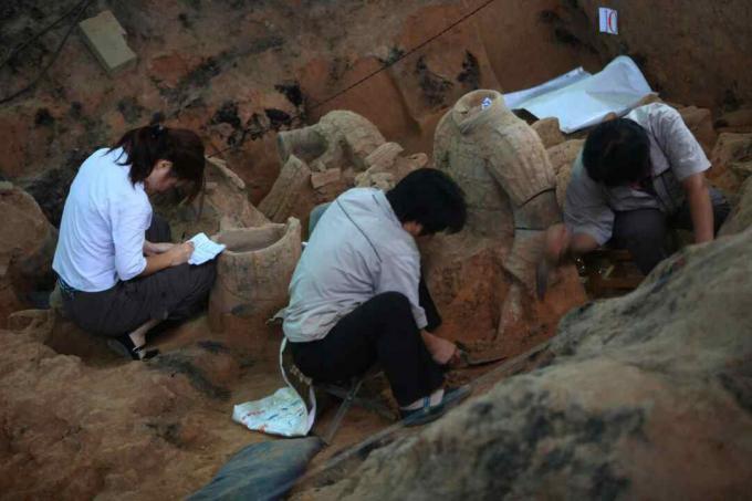 Arheolozi rade na mjestu iskopavanja jame br. 1 u muzeju ratnika i konja Qin Shihuang Terracotta u okrugu Lintong, Xian, provincija Shaanxi, Kina. (Kolovoz 2009.)