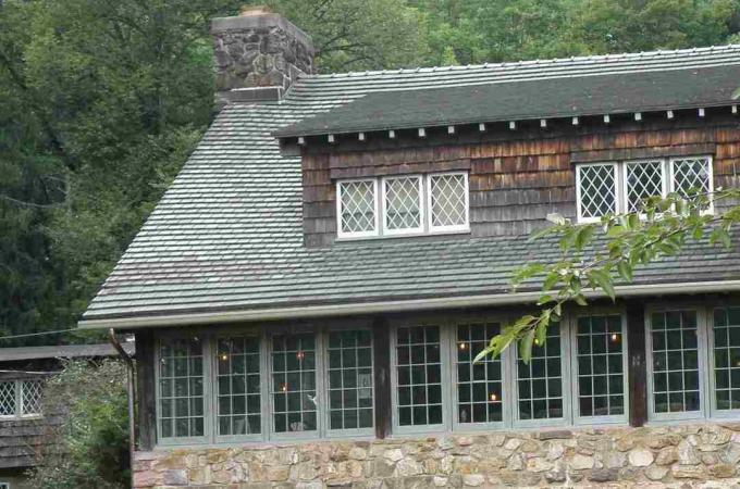 Detalj brvnara obrtničkih farmi s krovom od keramičke pločice