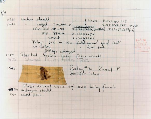 Mostić prvog računalnog buga pronađen je zarobljen između točaka na releju # 70, ploči F, računara releja Mark II Aiken dok je bio testiran na Sveučilištu Harvard, 9. rujna 1945. godine