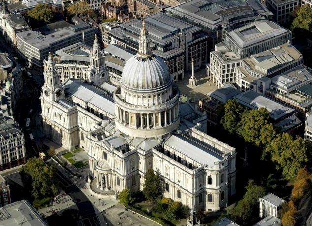 Ariel fotografija katedrale svetog Pavla, London, Christopher Wren dizajnirana kupola u središtu križa