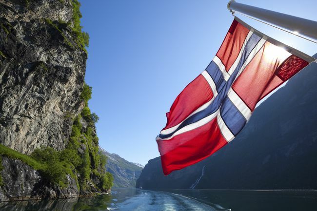Norveška zastava na trajektu u Geiranger fjordu, Norveška