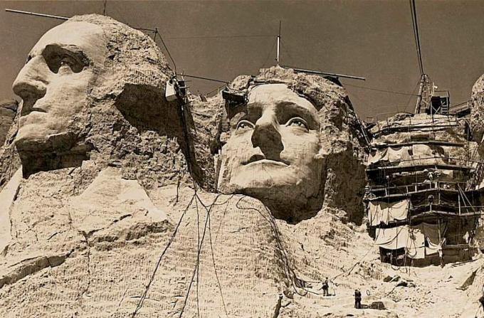 Mount Rushmore u izgradnji