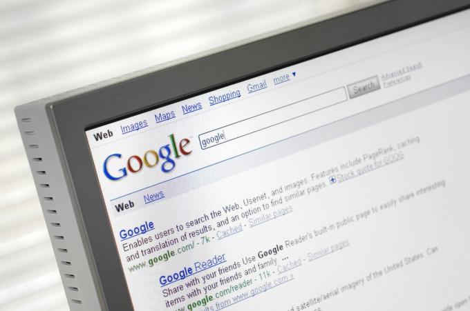 Stranica Google tražilice s rezultatima pretraživanja prikazanim na monitoru računala
