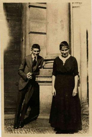 Franz Kafka sa sestrom Ottlom pred Oppeltovom kućom u Pragu Umjetnik: Anonimni