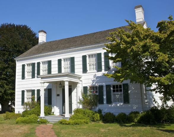 Bijela kolonijalna seoska kuća sa zelenim kapcima, Corwith House, c. 1850., Long Island