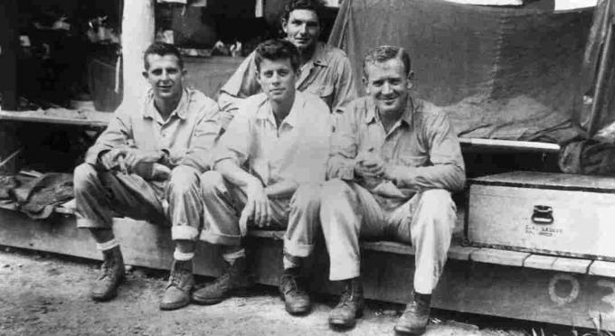 John F. Kennedy s ostalim članovima posade
