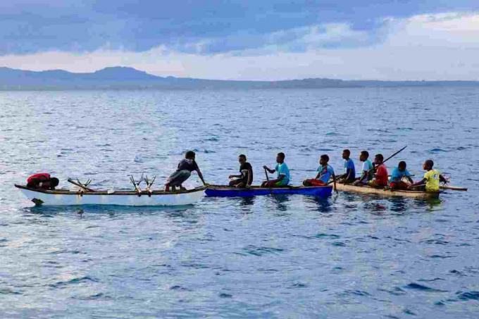 Mladići u kanuima u sjeverozapadnoj Malakula, Vanuatu.