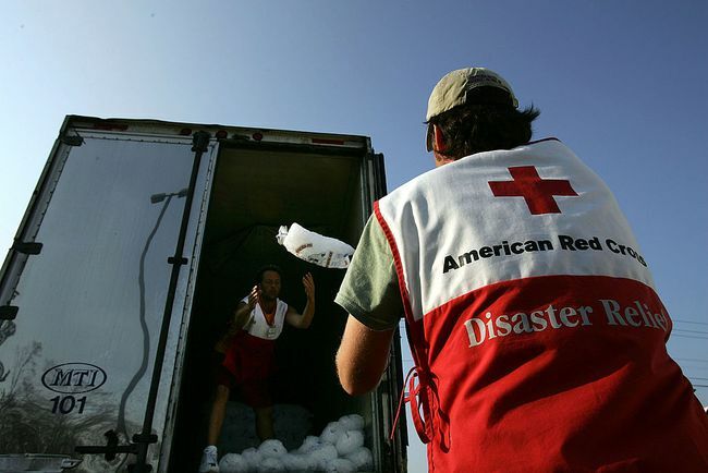 Volonter američkog Crvenog križa iskrcava vreće leda za ljude kojima je potrebna pomoć nakon uragana Katrina 14. rujna 2005. u Biloxi, Mississippi.