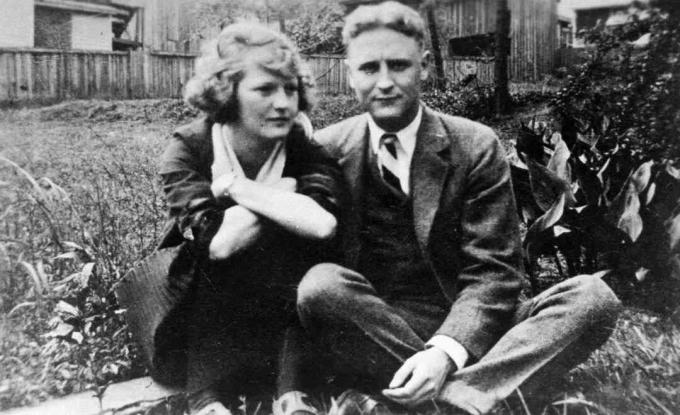 Zelda i F. Scott Fitzgerald sjedi u njihovom vrtu