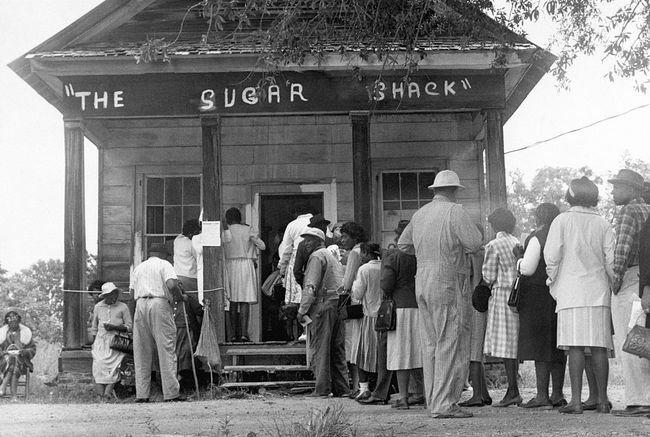 Afroamerički birači, koji prvi put mogu glasati u ruralnom okrugu Wilcox, Alabama, stoje u redu ispred biračkog mjesta nakon usvajanja federalnog zakona o biračkim pravima 1965.