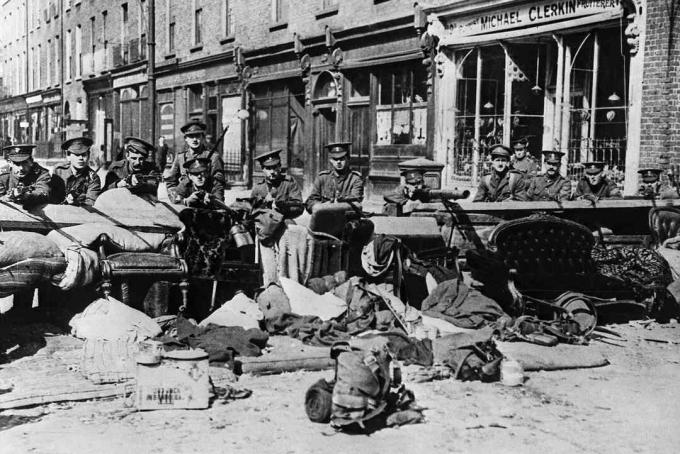 fotografija britanskih trupa tijekom uskrsnog uspona 1916. u Dublinu