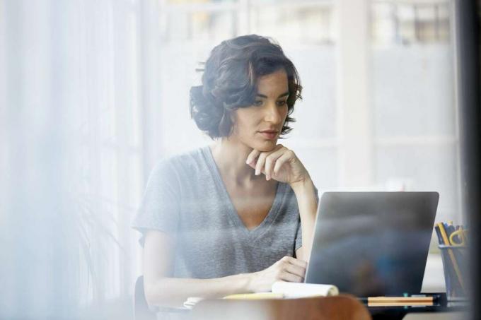 Mujer provjerava información en computadora portátil.