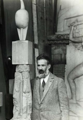 Constantin Brancusi sa skulpturom