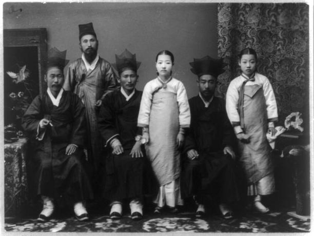 Muškarci nose nekoliko različitih stilova tradicionalnih korejskih šešira.