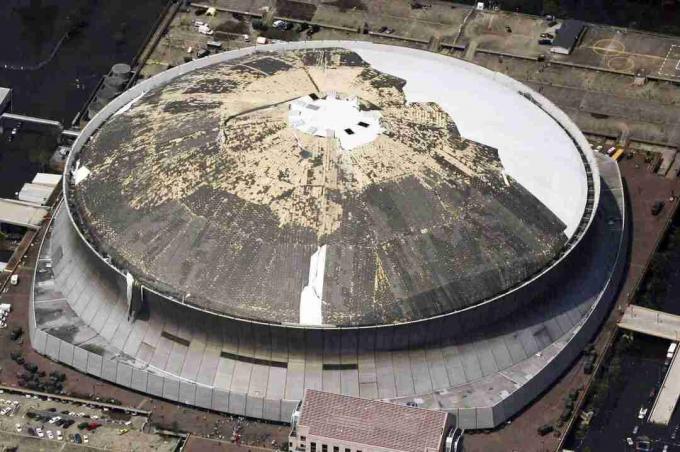 zračna fotografija obloge krova uklonjena s polovice stadiona s kupolama