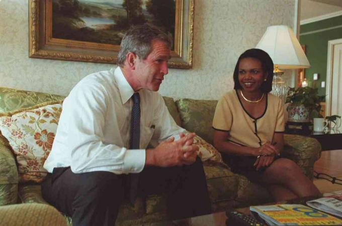 George W. Bush i Condoleezza Rice, njegov savjetnik za vanjsku politiku, razgovaraju u hotelskoj sobi u Washingtonu, DC