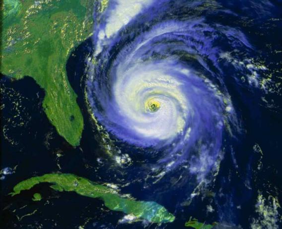 Satelitska slika NOAA uragana Fran u blizini SAD-a