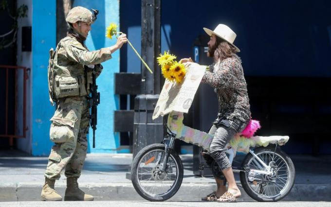 Vojnik Nacionalne garde prima cvijet od prosvjednika tijekom mirnih demonstracija zbog smrti Georgea Floyda u Hollywoodu 3. lipnja 2020.