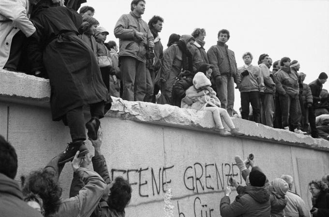 Istočni Berlinčani na vrhu Berlinskog zida, 1989. godine