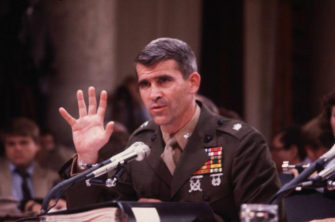 Pomorski pukovnik Oliver North svjedočio je pred Senatom o skandalu Iran-Contra