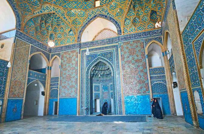 Sjajni islamski obrasci u džamiji Jameh iz 14. stoljeća s pogledom na jedinstveni fasadni mihrab, Yazd, Iran.