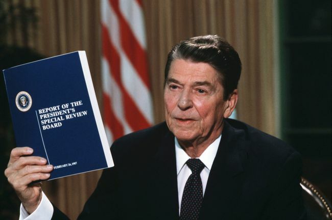 Predsjednik Ronald Reagan drži kopiju izvješća Tower Commission o skandalu Iran-Contra