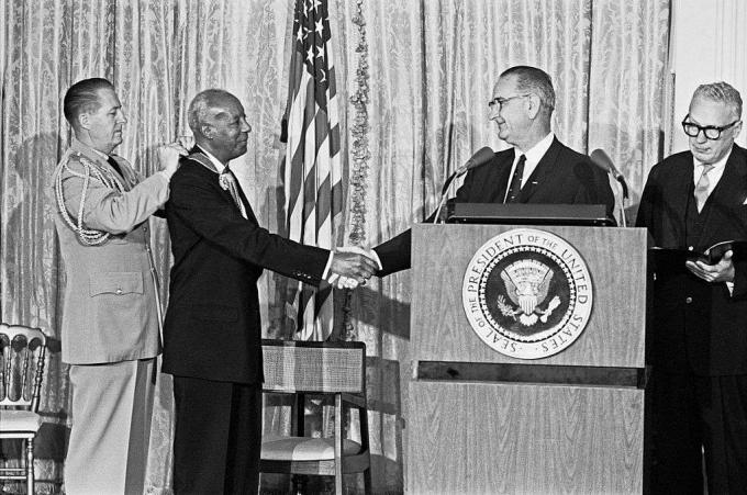 Johnson uručuje A. predsjedničku medalju za slobodu. Philip Randolph