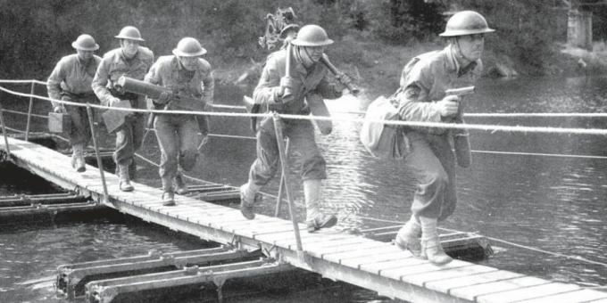 Američki vojnici prelazeći mali pontonski most.