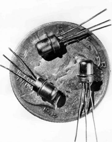 Slika iz 1956. tri minijaturna M-1 tranzistora vidljiva na licu jednog dima