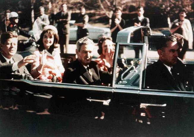 Ubojstvo Kennedyja: Kennedy u autu