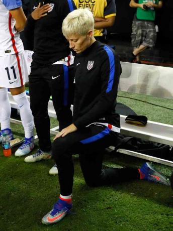 Fotografija ženske nogometne zvijezde Megan Rapinoe koja kleči tijekom državne himne