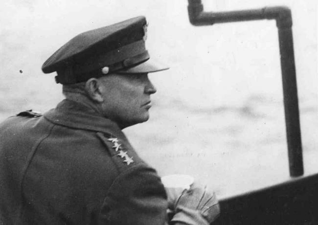 General Dwight D Eisenhower (1890. - 1969.), vrhovni zapovjednik savezničkih snaga, promatra Savezničke operacije slijetanja s palube ratnog broda u Engleskom kanalu tijekom Drugog svjetskog rata, lipanj 1944. Eisenhower je kasnije izabran za 34. predsjednika Sjedinjenih Država