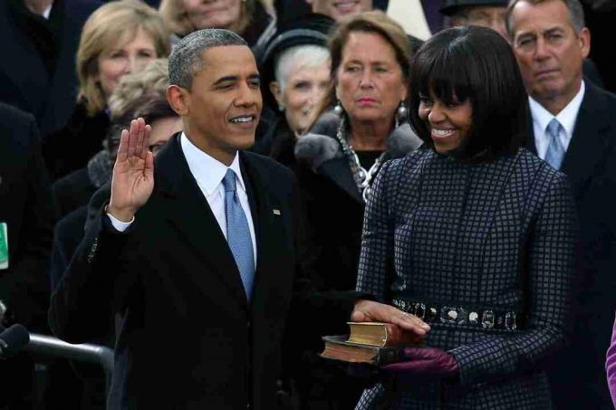 Barack Obama, držeći se za biblijske prisege za drugi mu mandat.