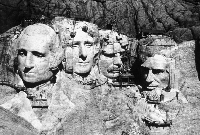 Mount Rushmore u izgradnji.