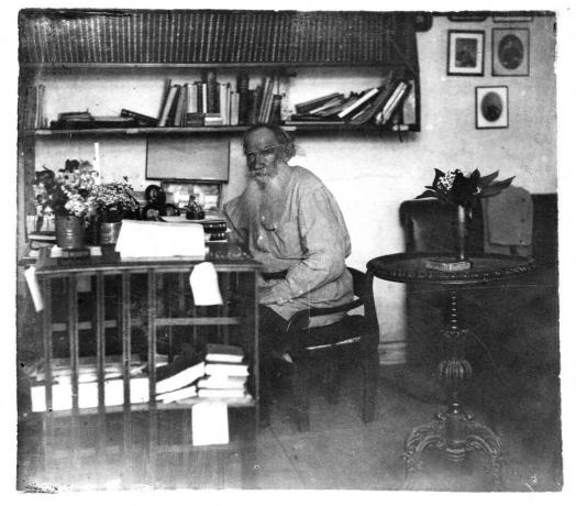 Tolstoj za svojim pisaćim stolom