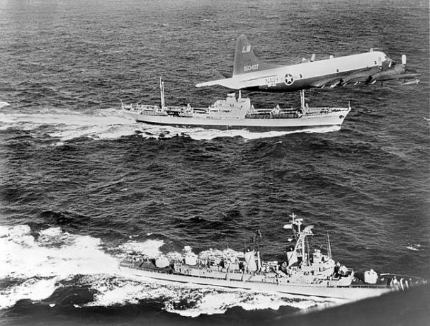 Sovjetski teretni brod Anosov, straga, u pratnji mornaričkog zrakoplova i razarača USS Barry, dok napušta Kubu tijekom Kubanske raketne krize 1962.