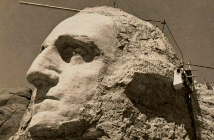 Washingtonovo lice koje se gradi na planini. Rushmore