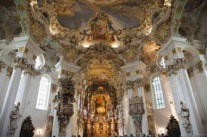 Rokoko unutrašnjost jednostavne bavarske seoske crkve, Wieskirche