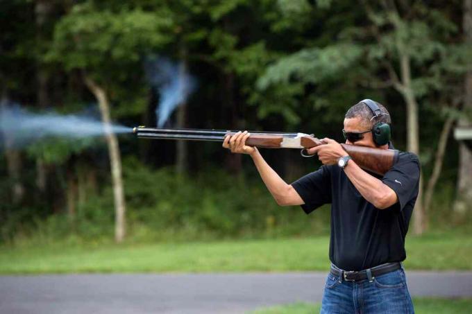 fotografija predsjednika Baracka Obame kako ispali pušku u Camp David