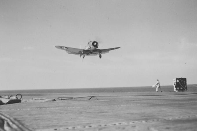 Ronilački bombarder s jednim motorom koji će sletjeti na nosač zrakoplova USS Ranger.