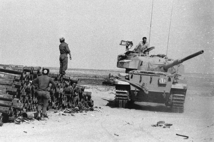 Izraelski tenk na skladištu opskrbe na Sinaju, 1973.