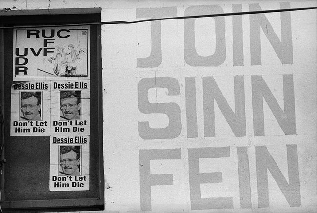 Plakati u Sjevernoj Irskoj koji podržavaju političku stranku Sinn Fein i uspoređuju sjevernoirske policijske snage s britanskom vojskom.