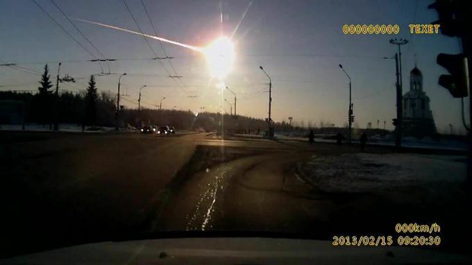Čeljabinski meteor što se vidi iz kamene crtice.