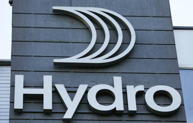 Novi logotip norveške aluminijske grupe Norsk Hydro može se vidjeti u njihovom sjedištu u Lysakeru izvan Osla u Norveškoj