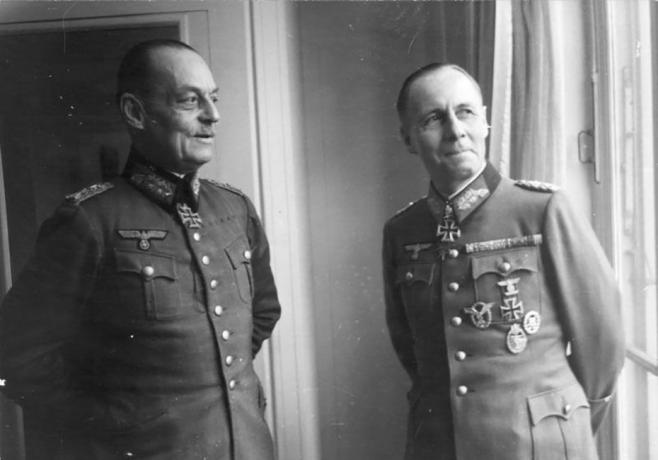 Gerd von Rundstedt i Erwin Rommel u njemačkim vojnim uniformama koji su stajali kraj prozora.