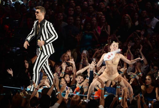 Robin Thicke i Miley Cyrus nastupaju za MTV video glazbene nagrade 2013. u Barclays Centeru 25. kolovoza 2013. u gradu Brooklyn u New Yorku.