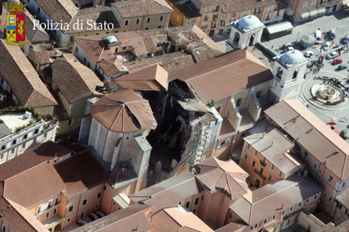 Šteta na katedrali Duomo San Massimo u L'Aquili, Italija nakon potresa 6,3 2009. godine