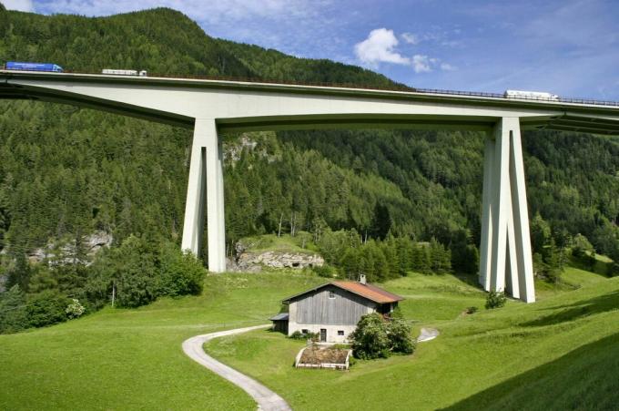 betonski most uzdignut nad planinama, dolinama i alpskim domovima Europe