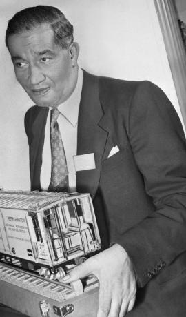 Frederick McKinley Jones drži model vagona